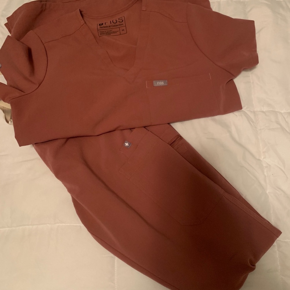 Figs Xs Mauve set!